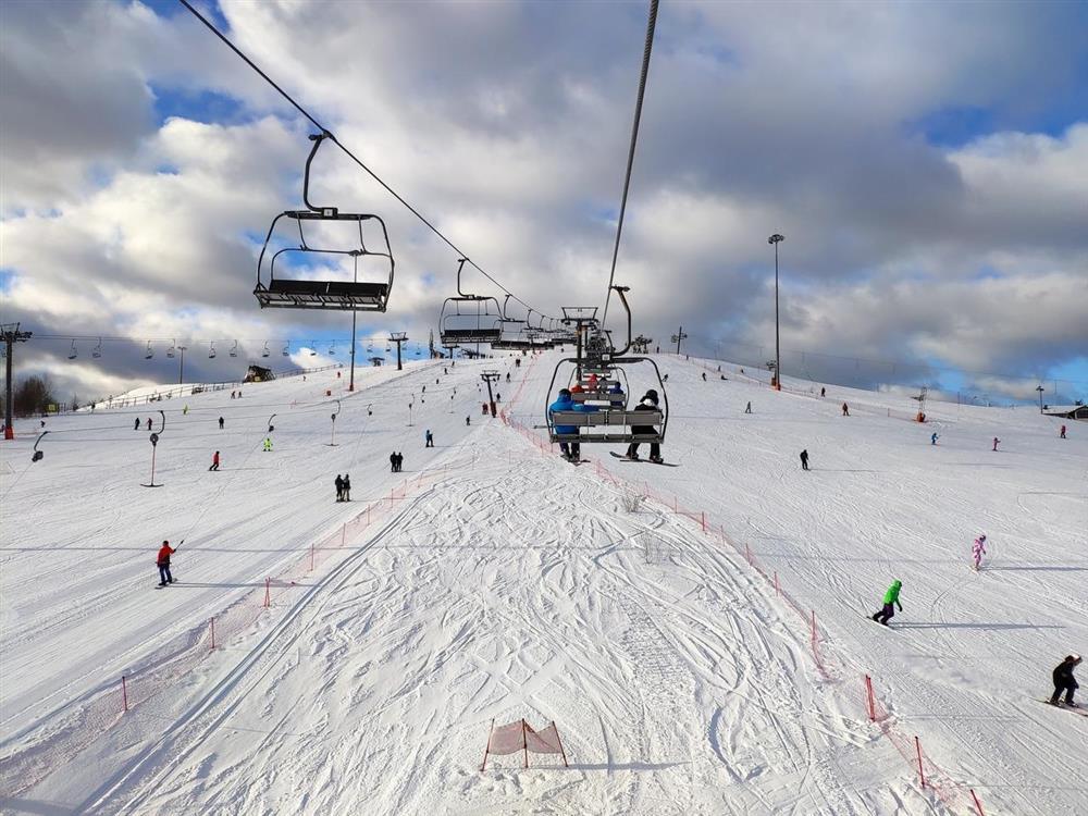 Топ 10 мест в спб ленинградской области для зимнего отдыха на 1 день выходные активный игора горнолыжный горные лыжи